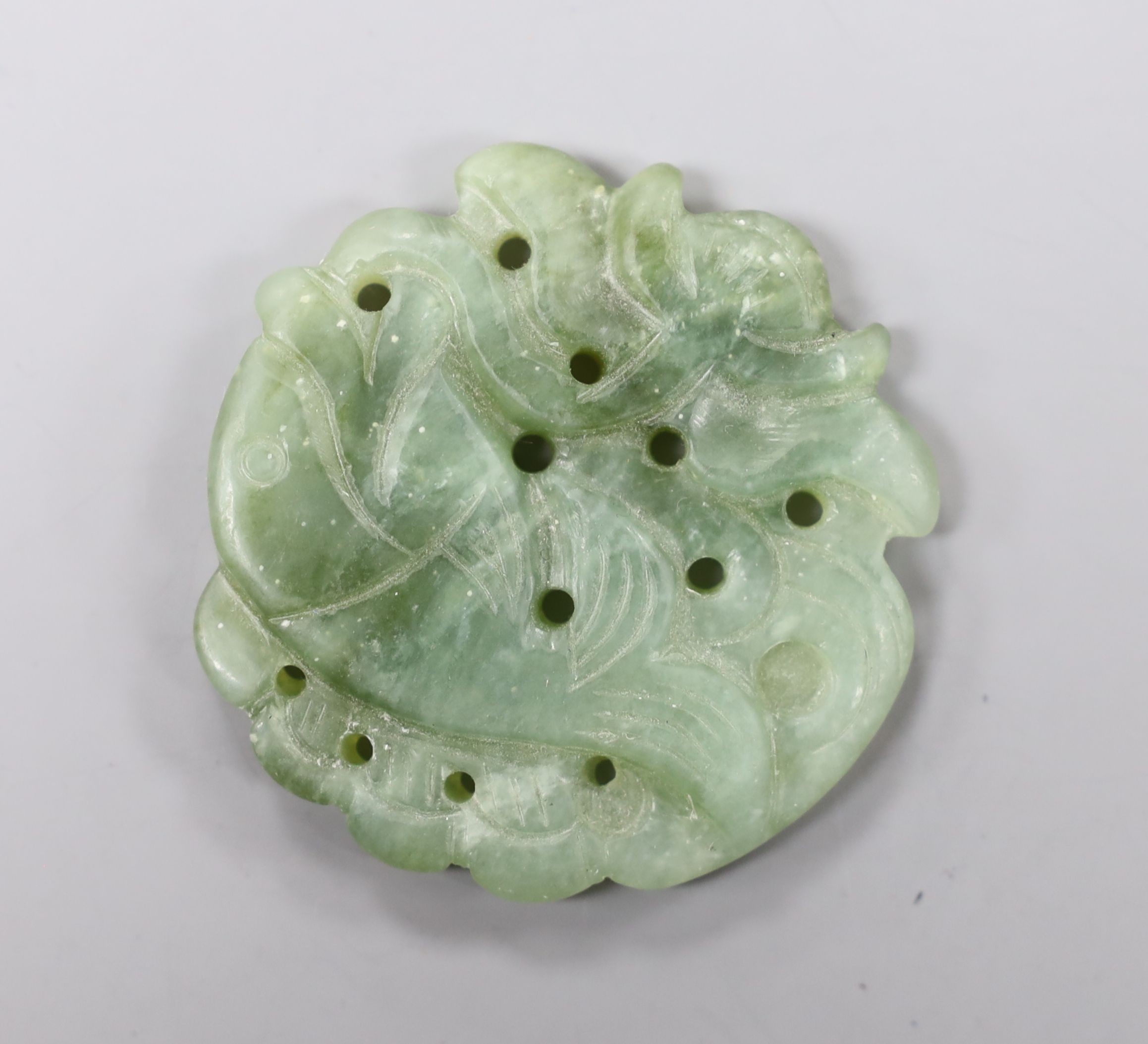 A Chinese carved green hardstone pendant shaped as a fish, 5cm